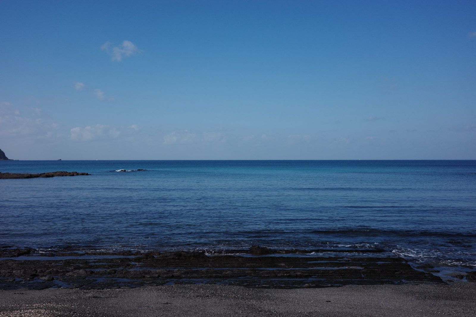 水平線まで続く青い海