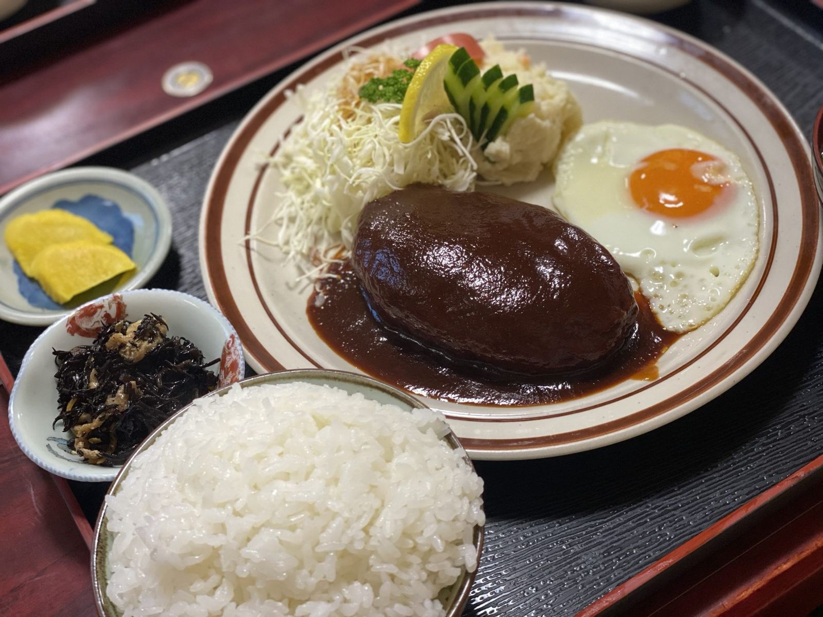 デミグラスソースのハンバーグと目玉焼きの定食