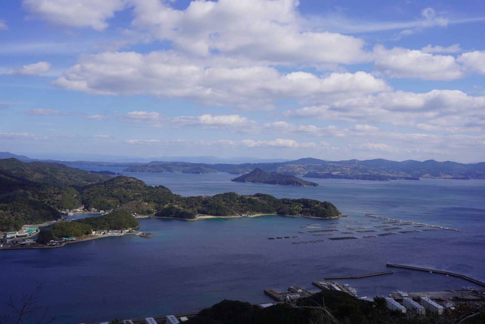 高台から見渡す牛深の港と島々