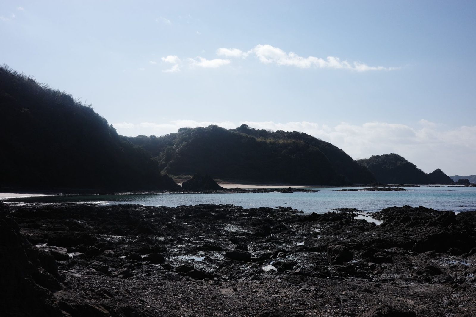逆光の岬と白い砂浜