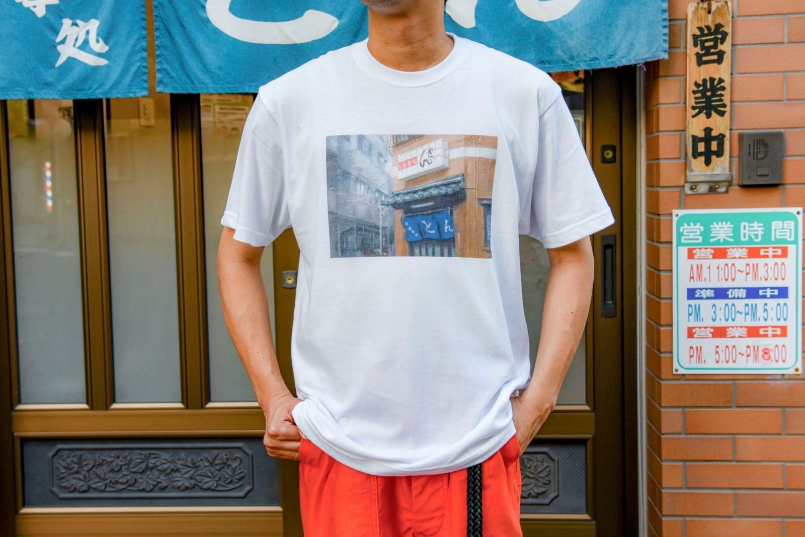 油絵の食堂が描かれたTシャツ