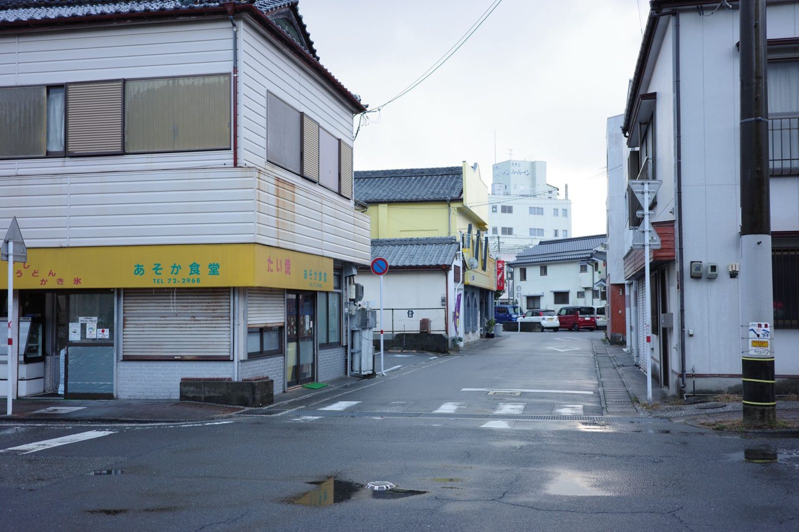 黄色い看板のあそか食堂がある交差点