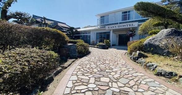 石畳のアプローチの先にあるEASY HOSTELの建物
