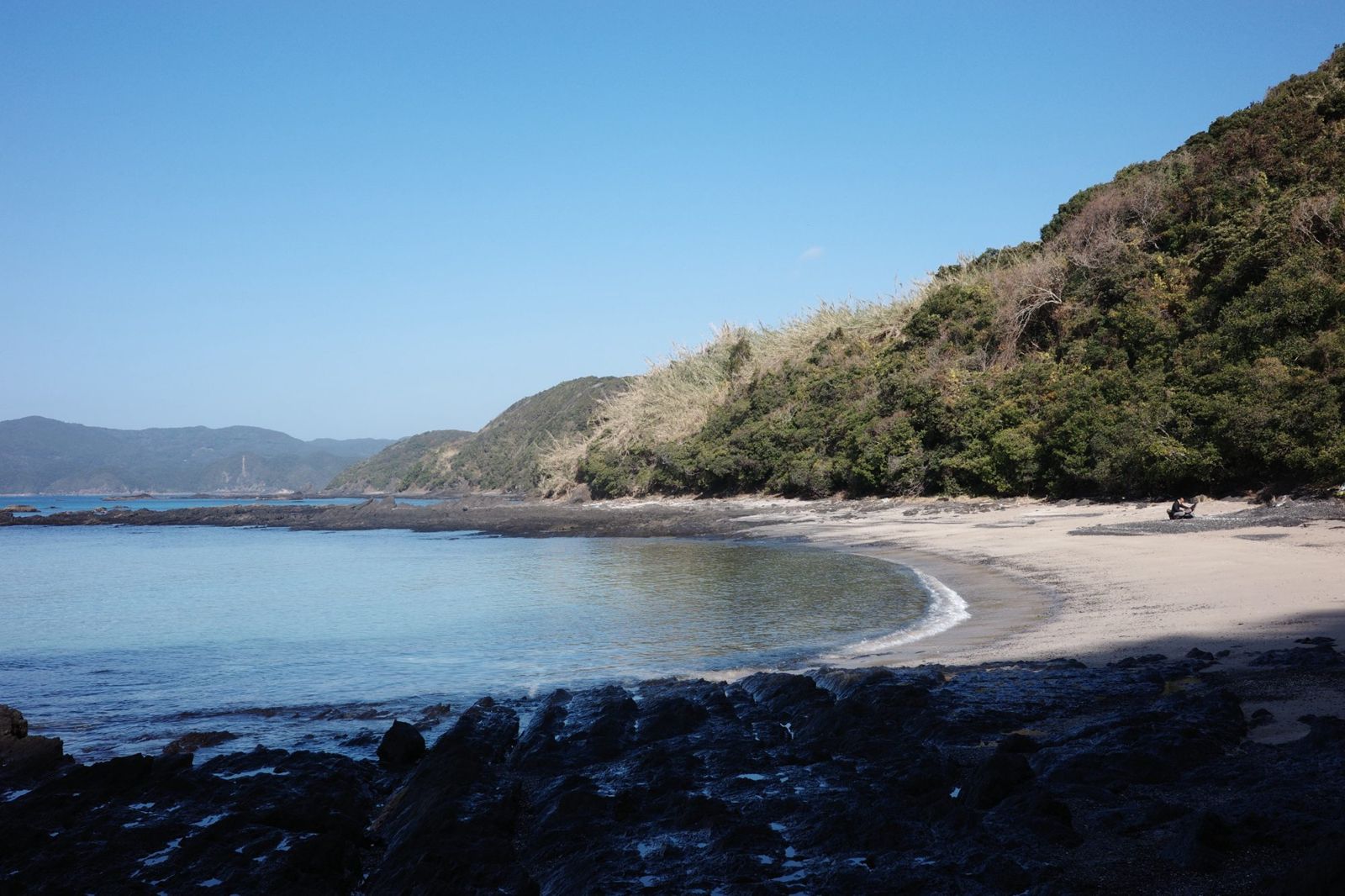 入り江の白い砂浜と青い海